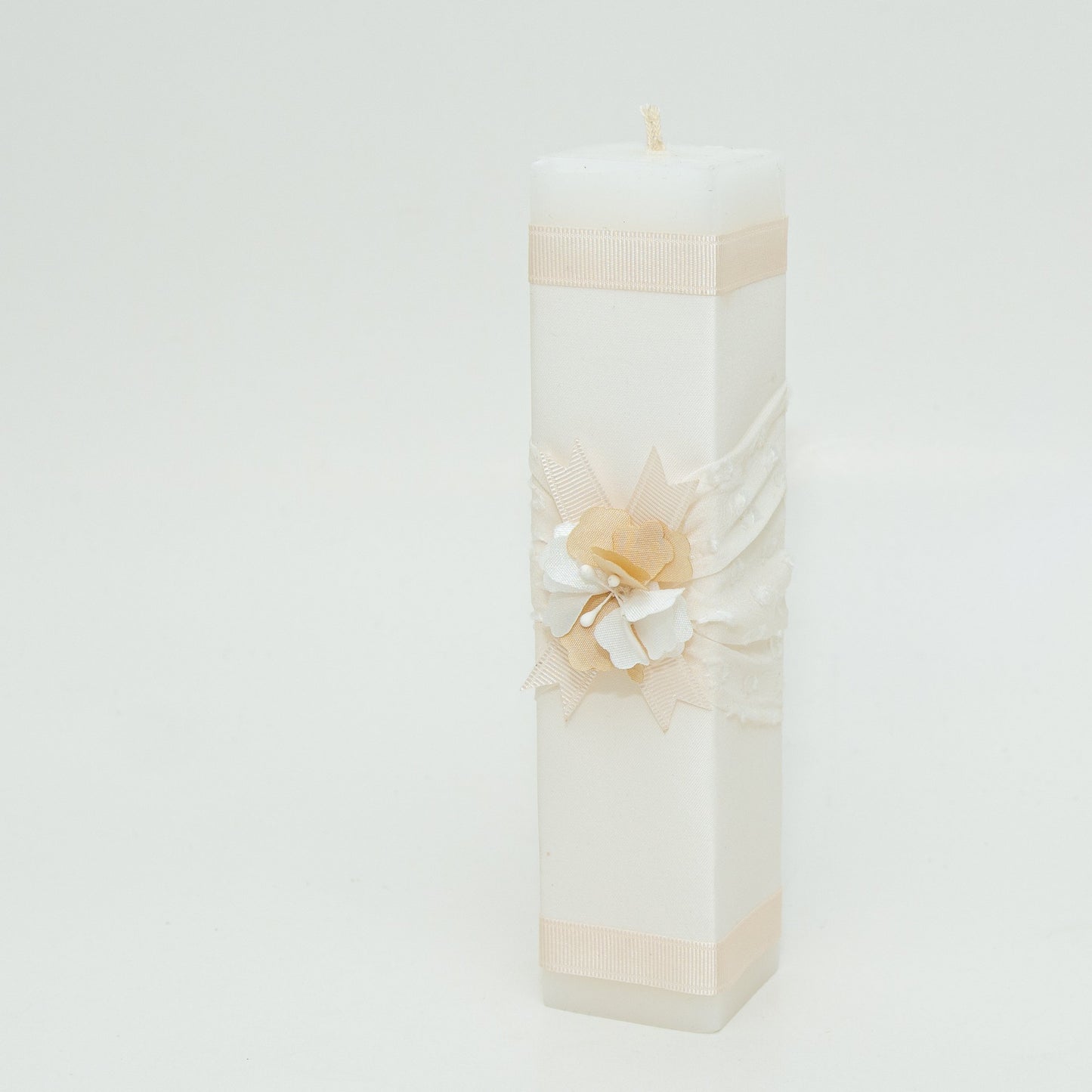 Vela color beige con flor