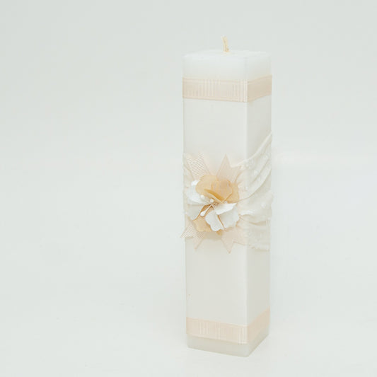 Vela color beige con flor