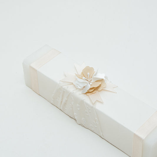 Kit de Bautizo para Niña Beige con Flor Capuchino – foto 2 de 4 – Casa Gala