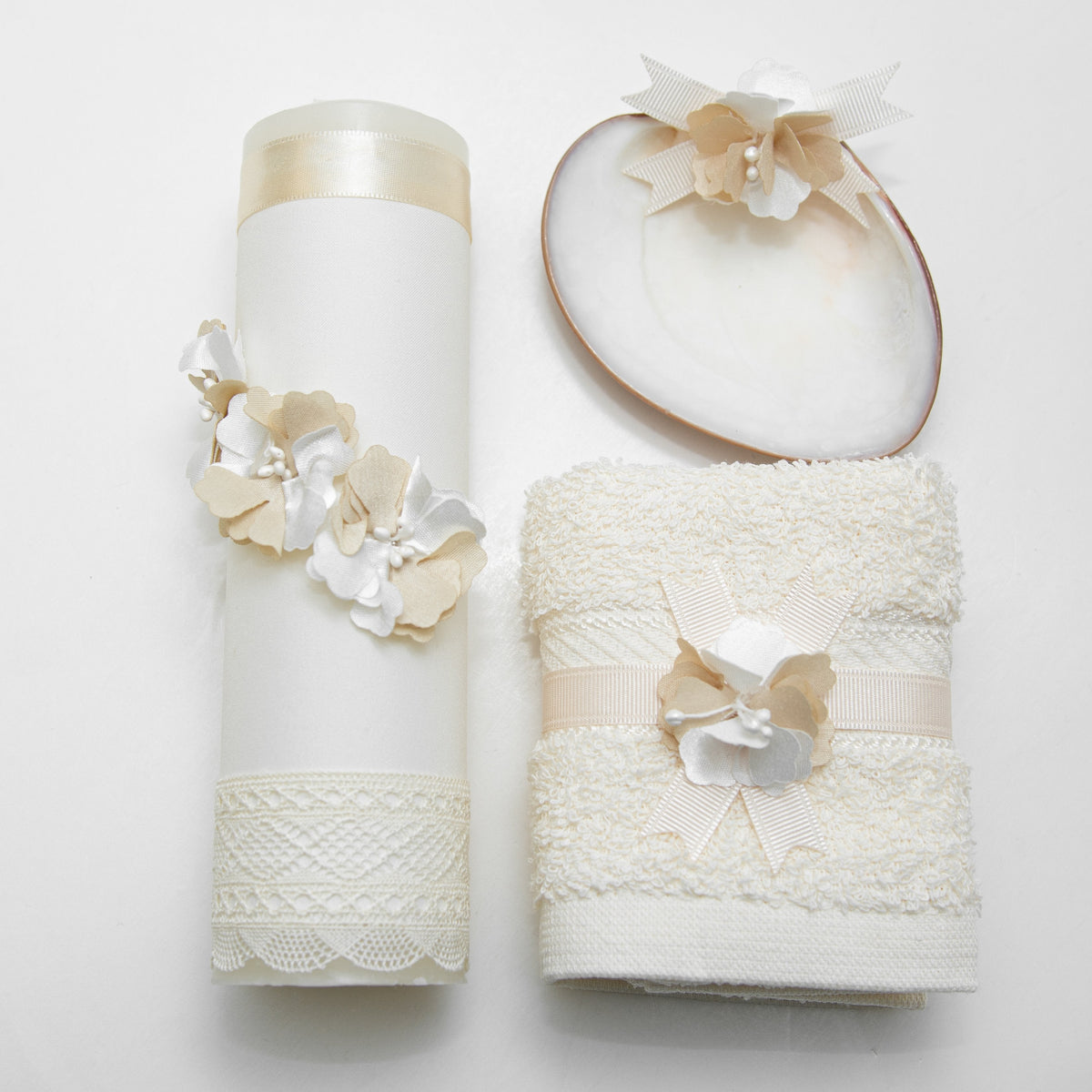 Kit de Bautizo Beige con Tres Flores – foto 6 de 7 – Casa Gala