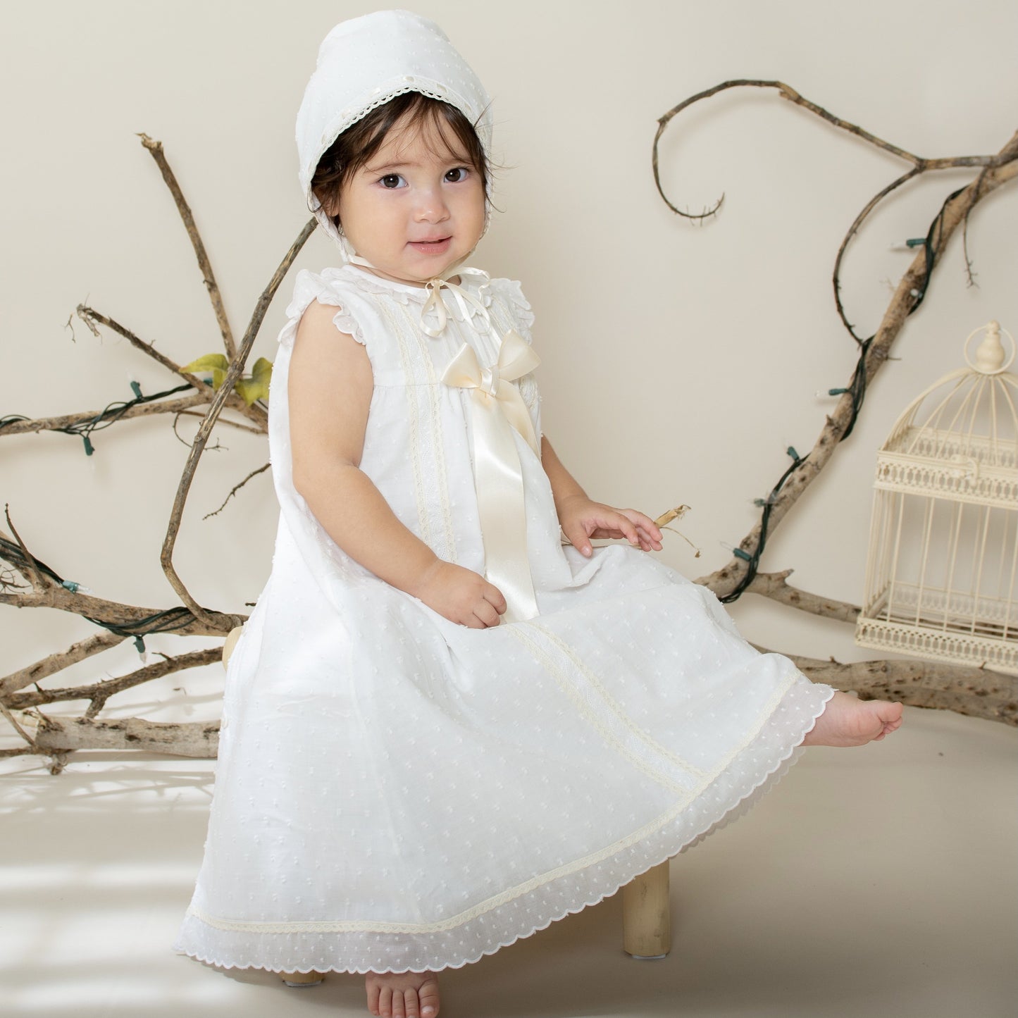 Ropon de plumeti combinado blanco con crudo, con gorro