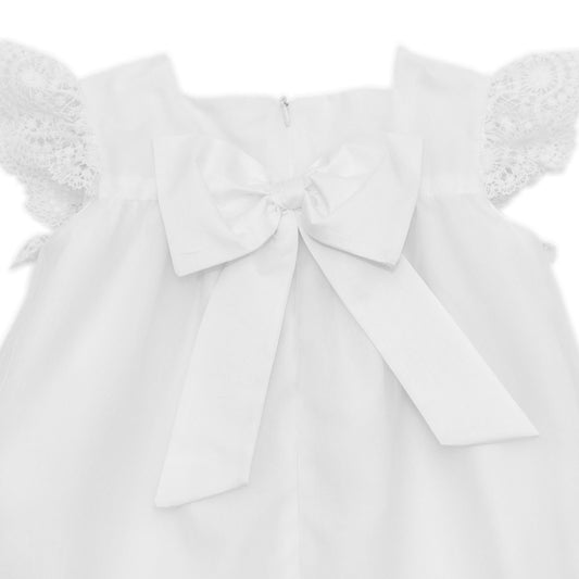 Vestido en tul delgado blanco con punta y entredos de bolillo