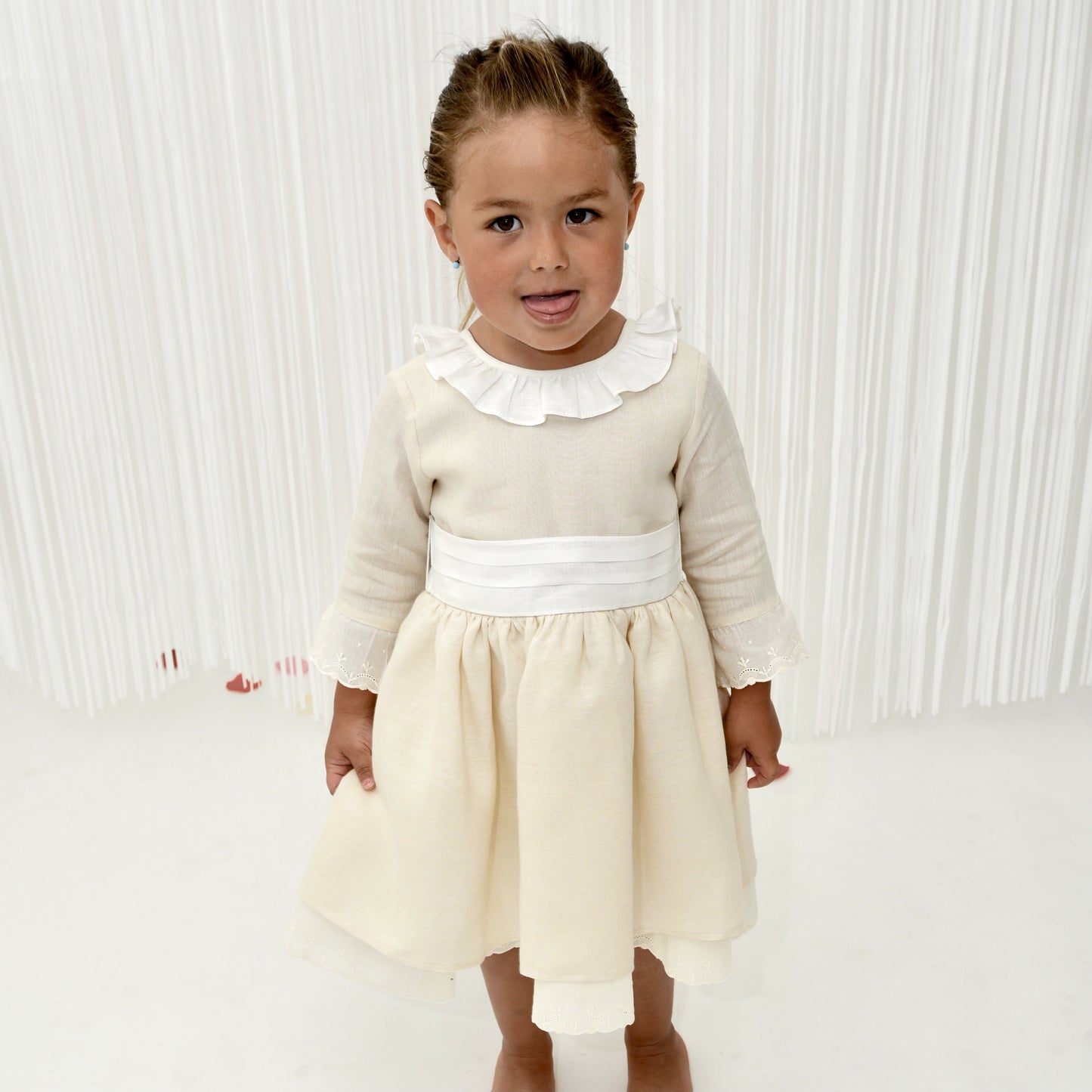 Vestido en lino con manga 3/4 y tira bordada