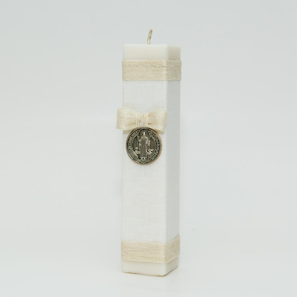 Vela color beige con medalla de San Benito