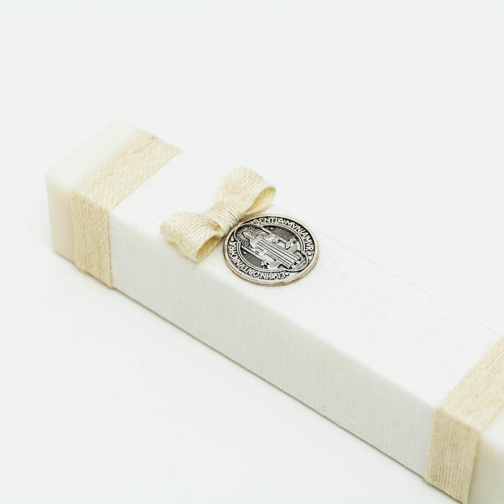 Vela color beige con medalla de San Benito